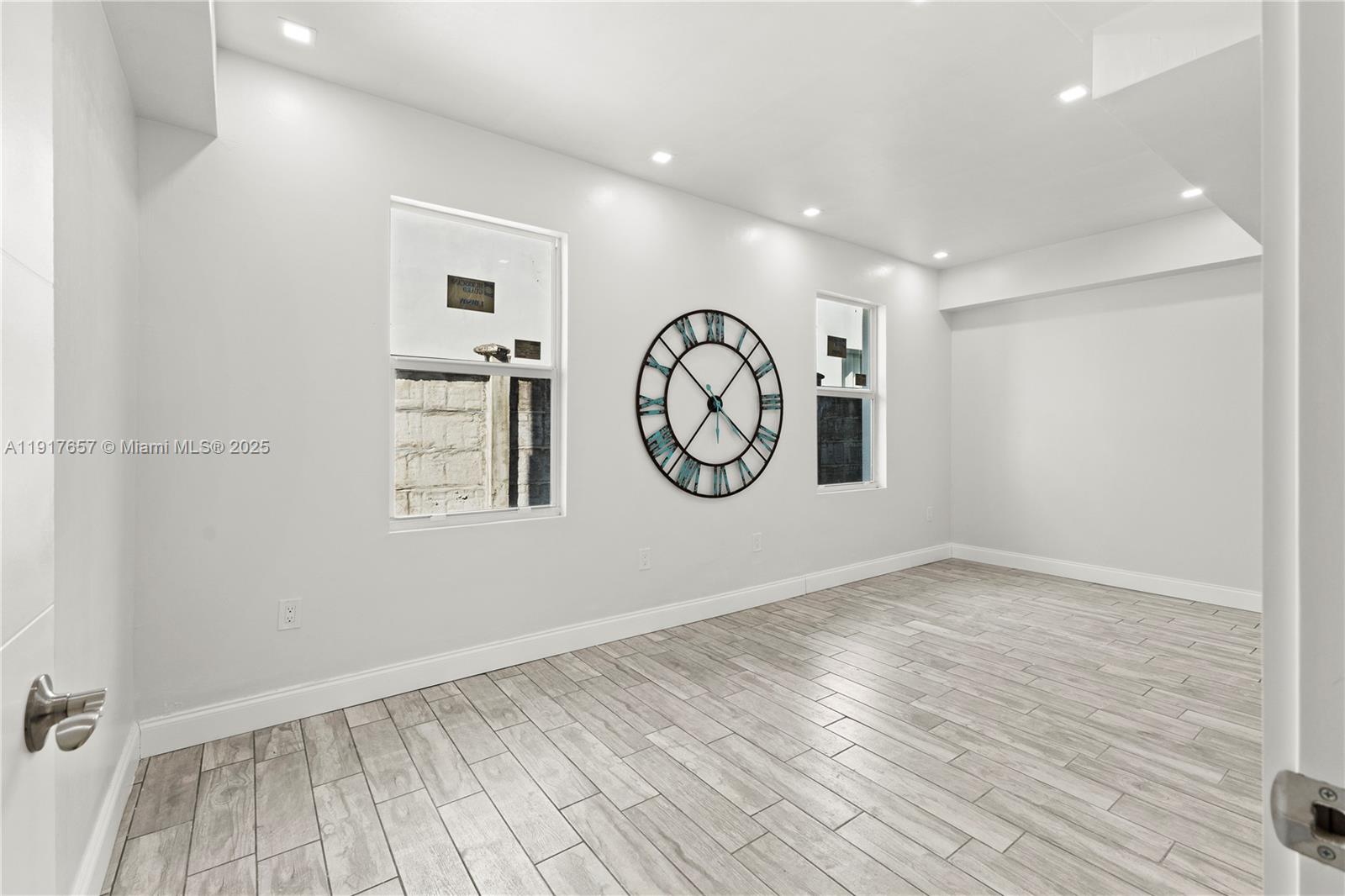 See details / 2000 sq. ft. $ 2025-11-20 0 Photo