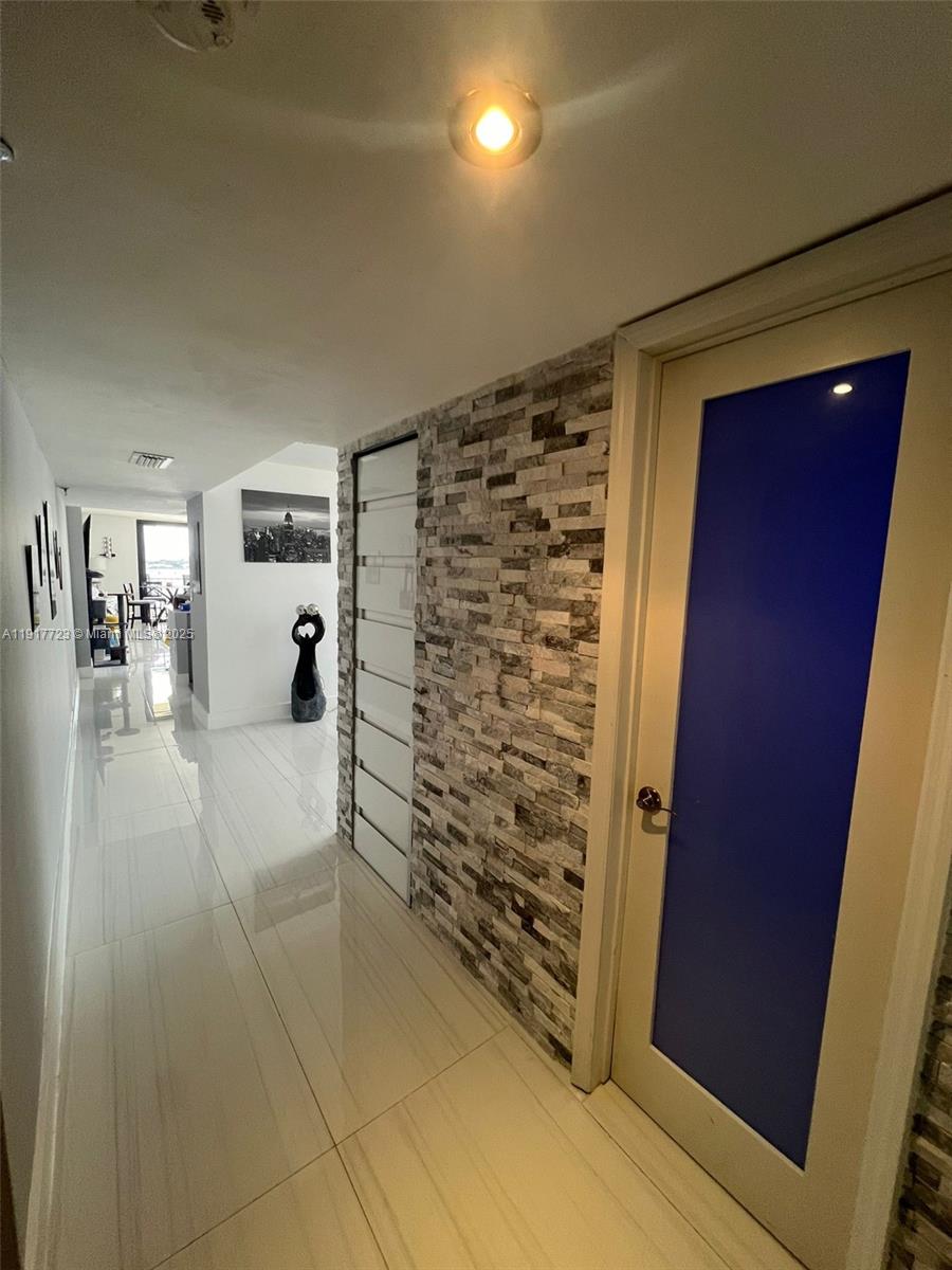 507 2 / 2 1217 sq. ft. $ 2025-11-20 0 Photo