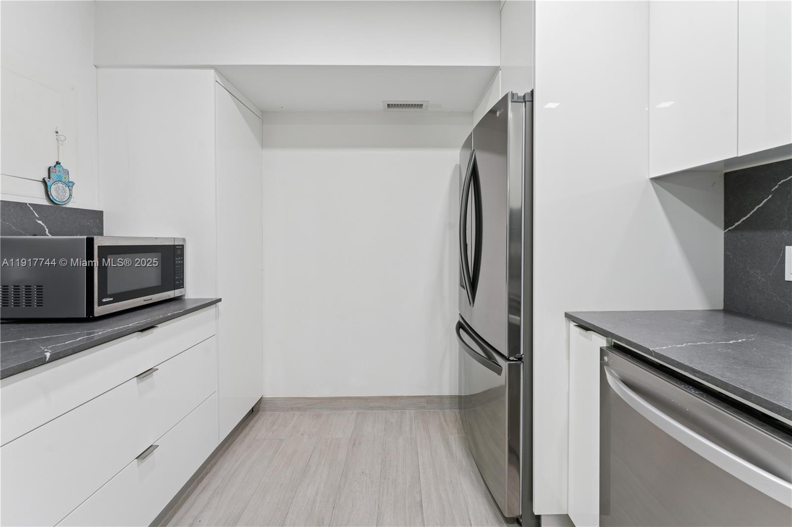 303B 2 / 2 1132 sq. ft. $ 2025-11-20 0 Photo