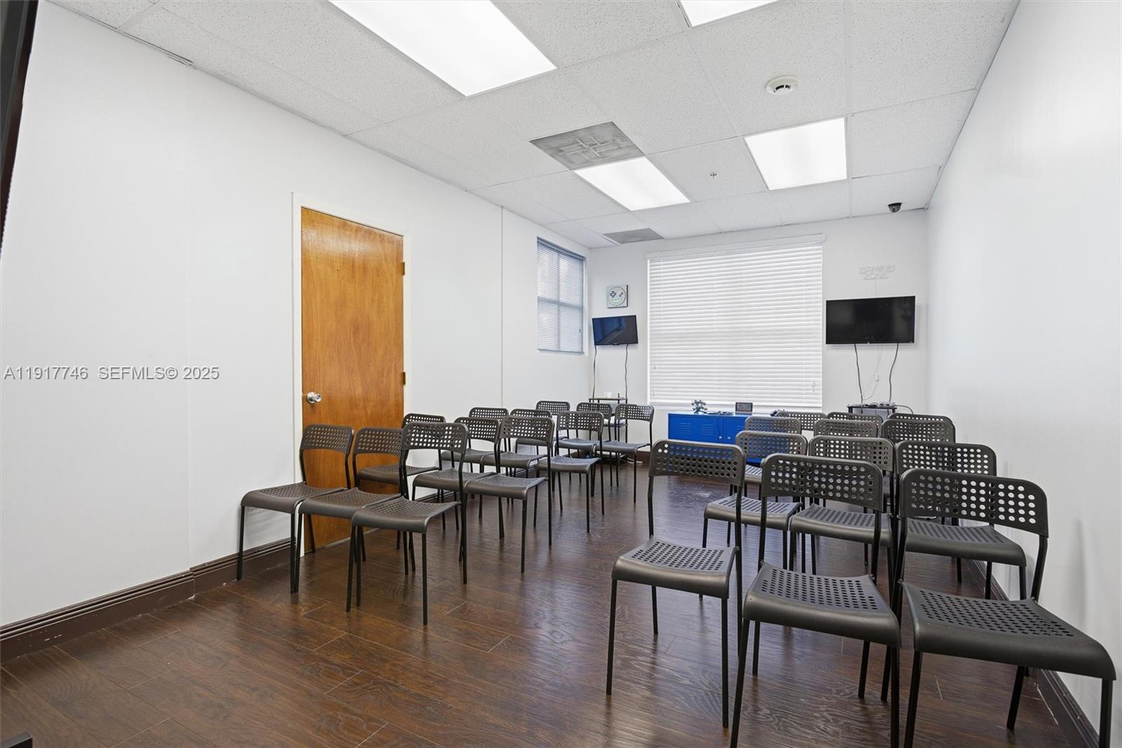 Подробнее / кв.футов $ 2025-11-20 0 Фото