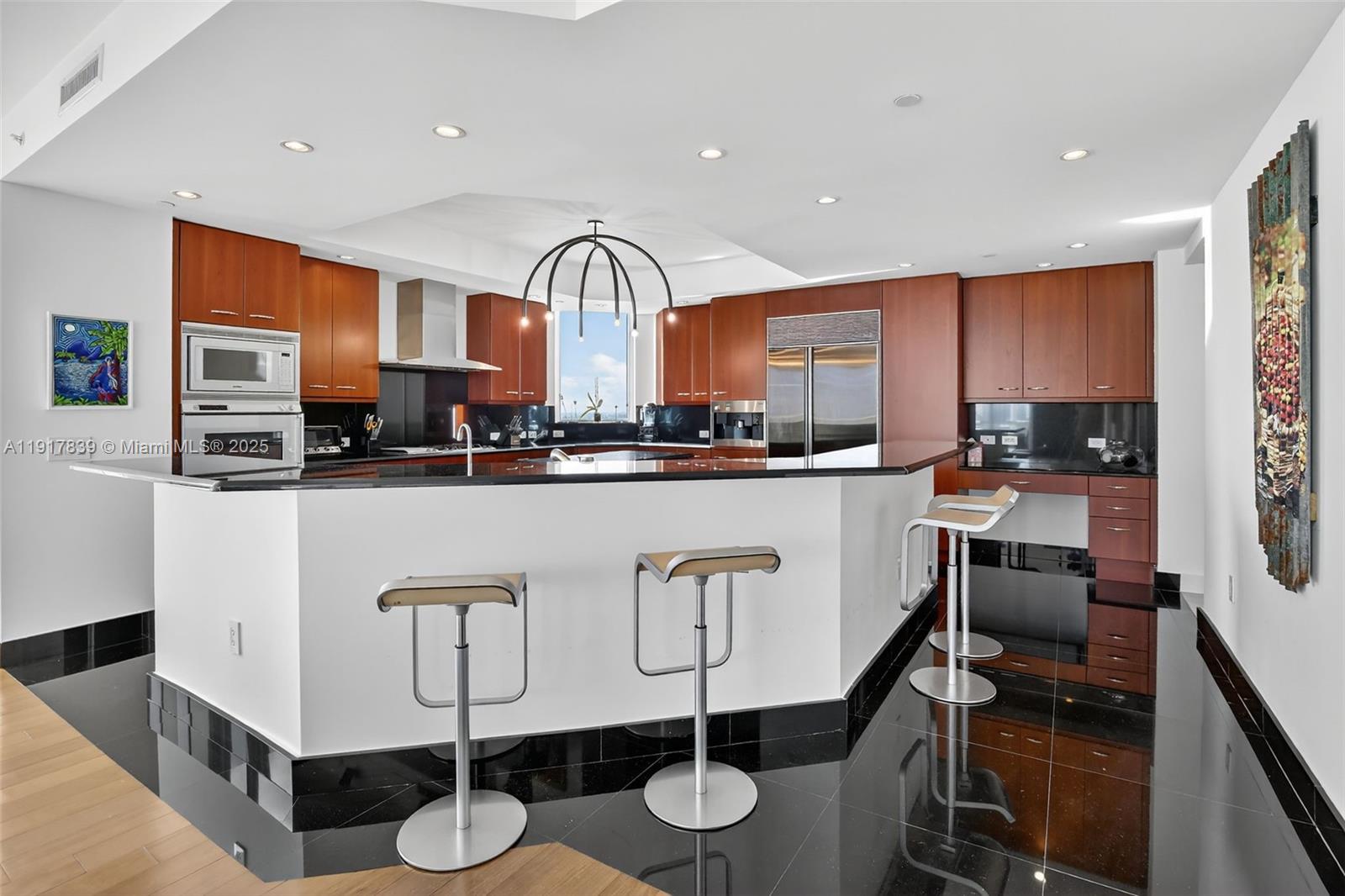 1208 4 / 5 3709 кв.футов $ 2025-11-20 0 Фото