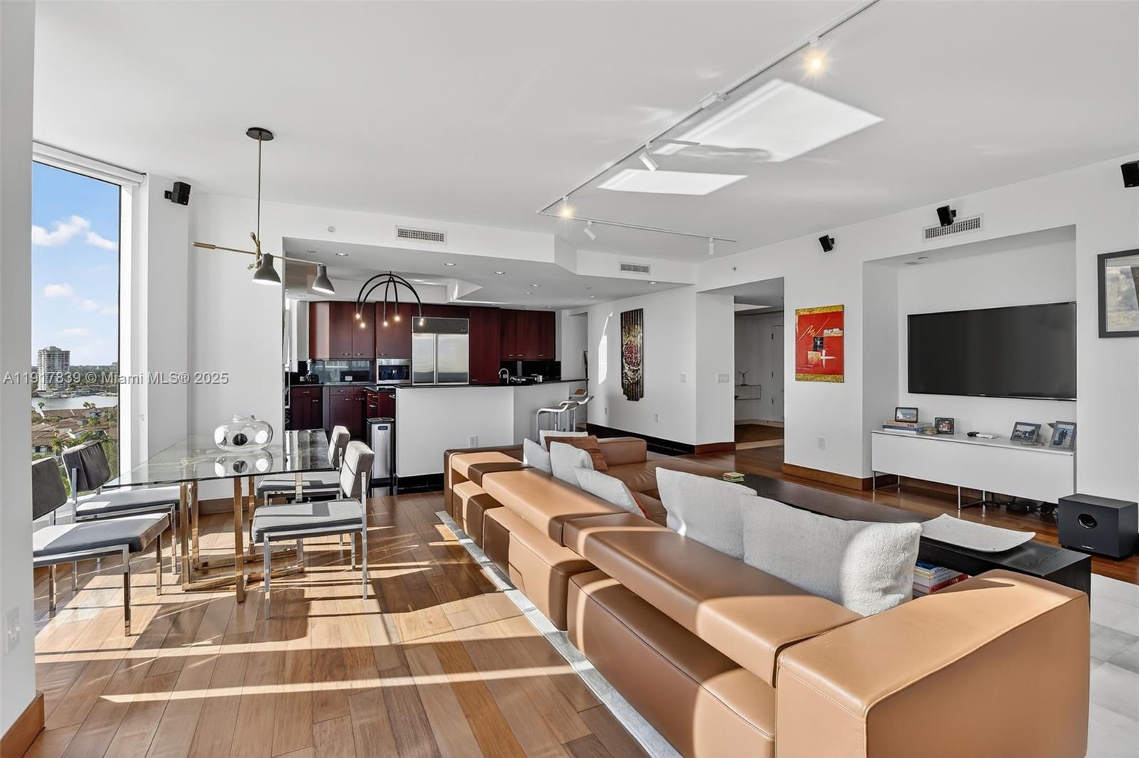 1208 4 / 5 3709 кв.футов $ 2025-11-20 0 Фото