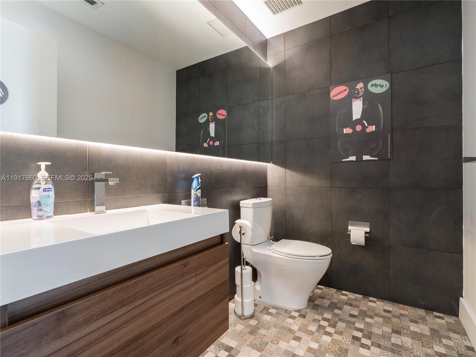   /   sq. ft. $ 2025-11-20 0 Photo