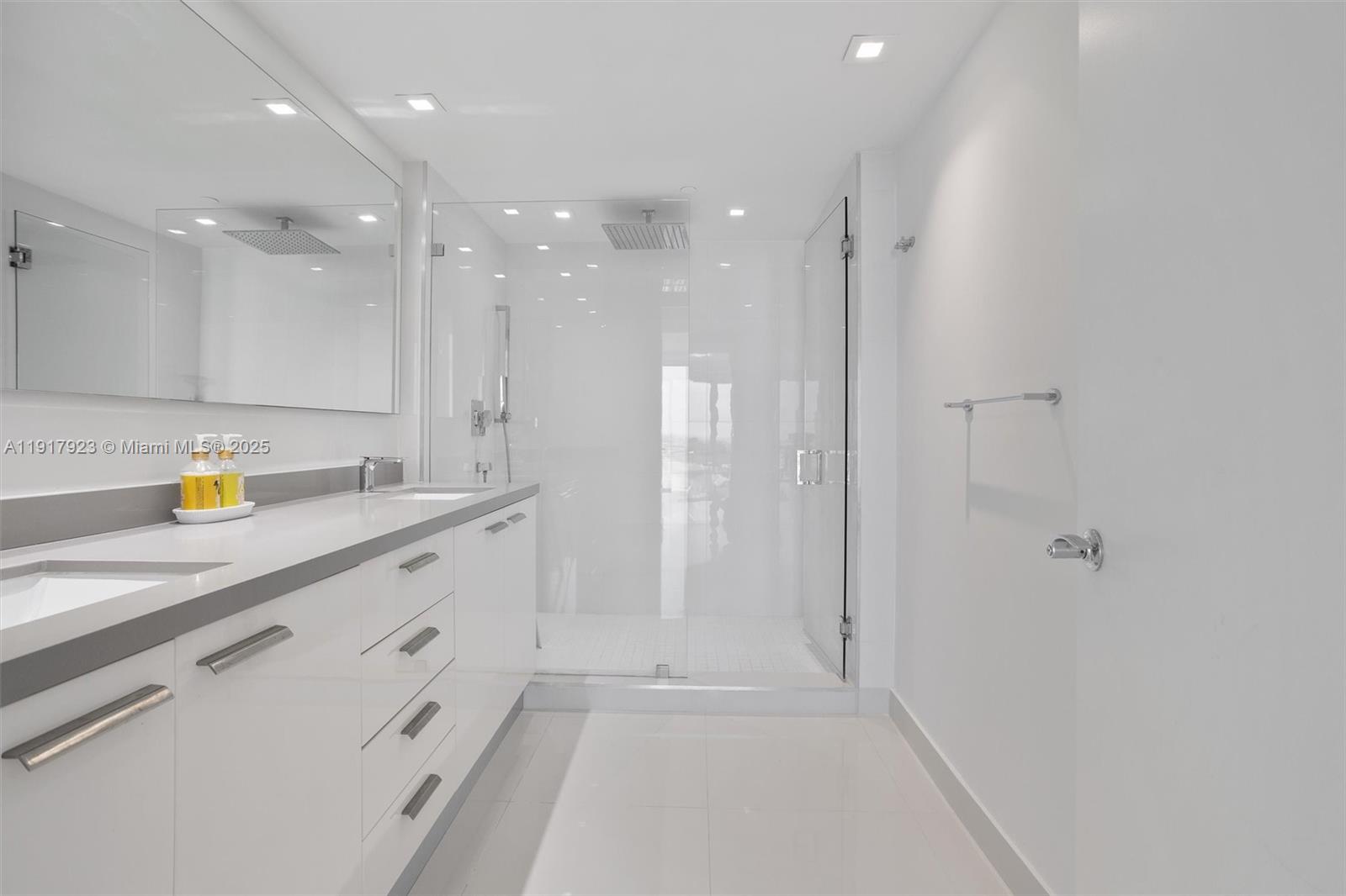 1708 3 / 3 1571 sq. ft. $ 2025-11-20 0 foto