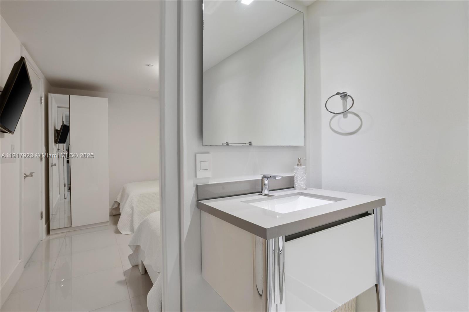 1708 3 / 3 1571 sq. ft. $ 2025-11-20 0 foto