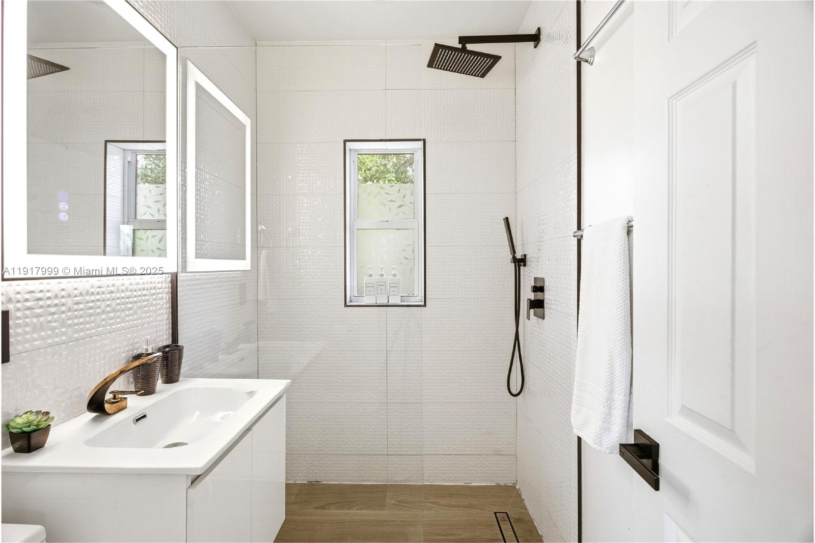   /   sq. ft. $ 2025-11-21 0 Photo