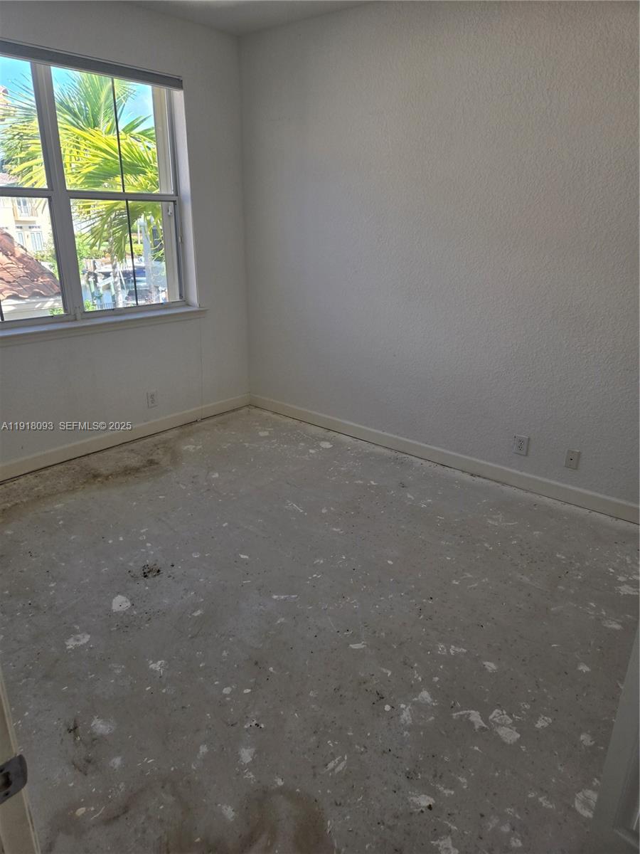 Photo of 933 Harbor Vw N  (933), Hollywood, Florida, 33019 - 