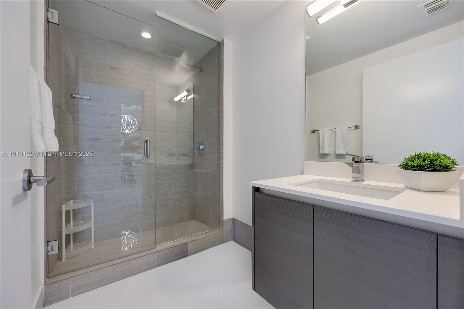 4-2204 2 / 3 1541 кв.футов $ 2025-11-21 0 Фото