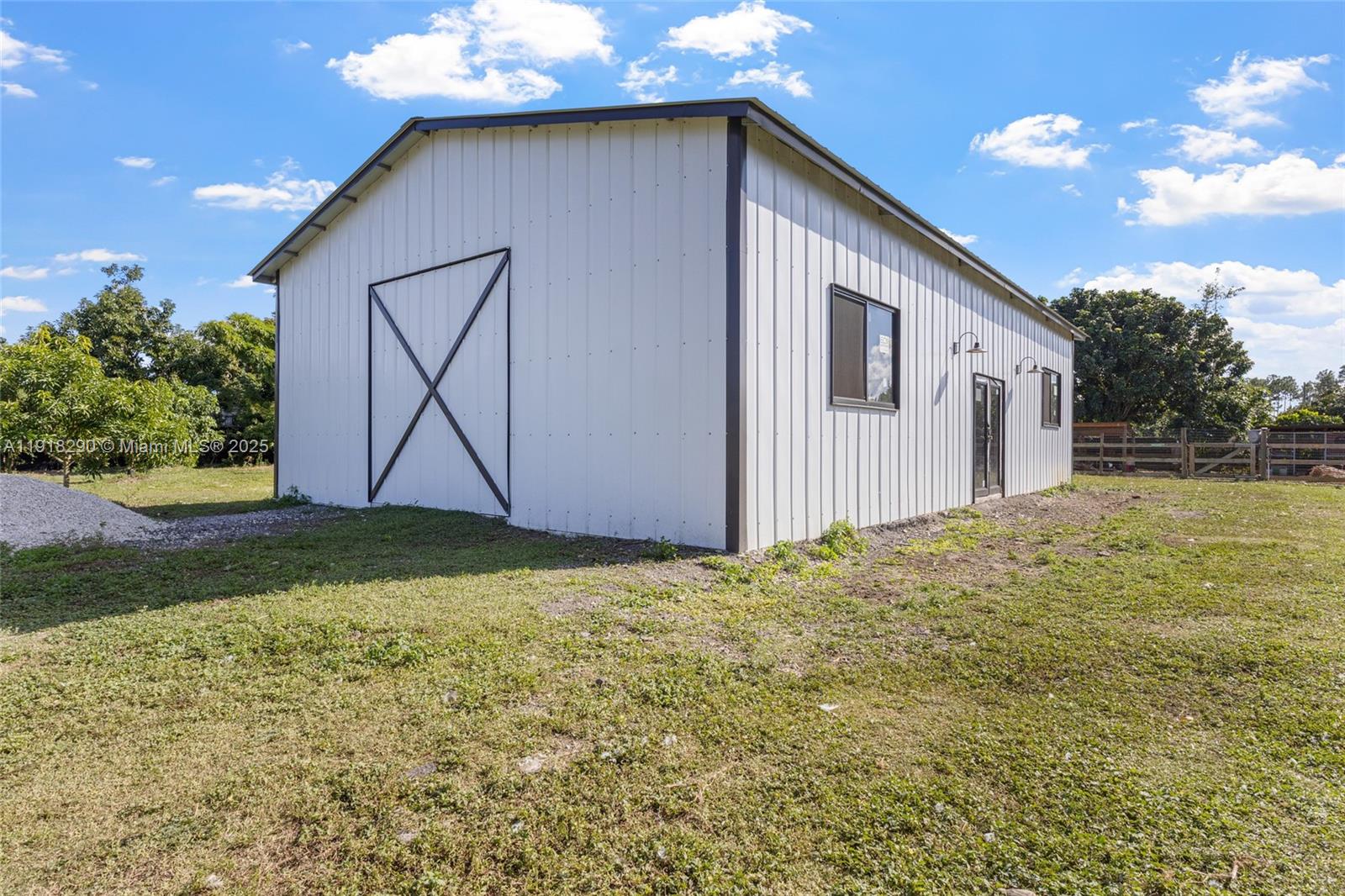   /   кв.футов $ 2025-11-21 0 Фото