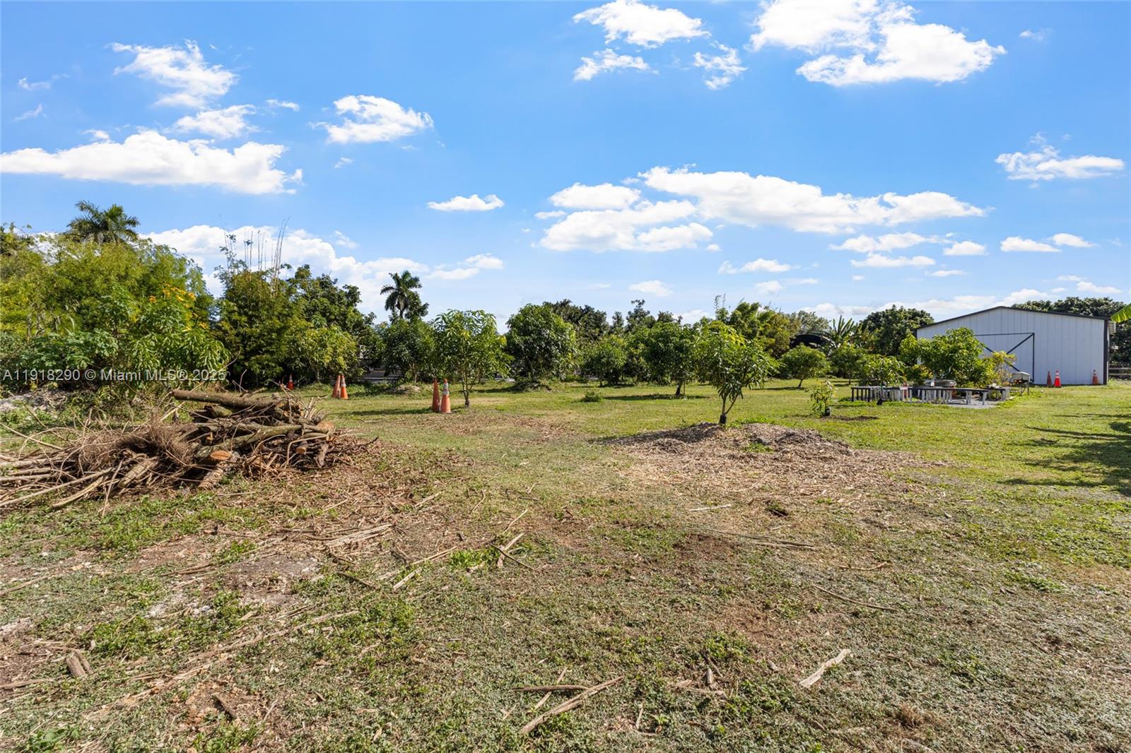   /   кв.футов $ 2025-11-21 0 Фото