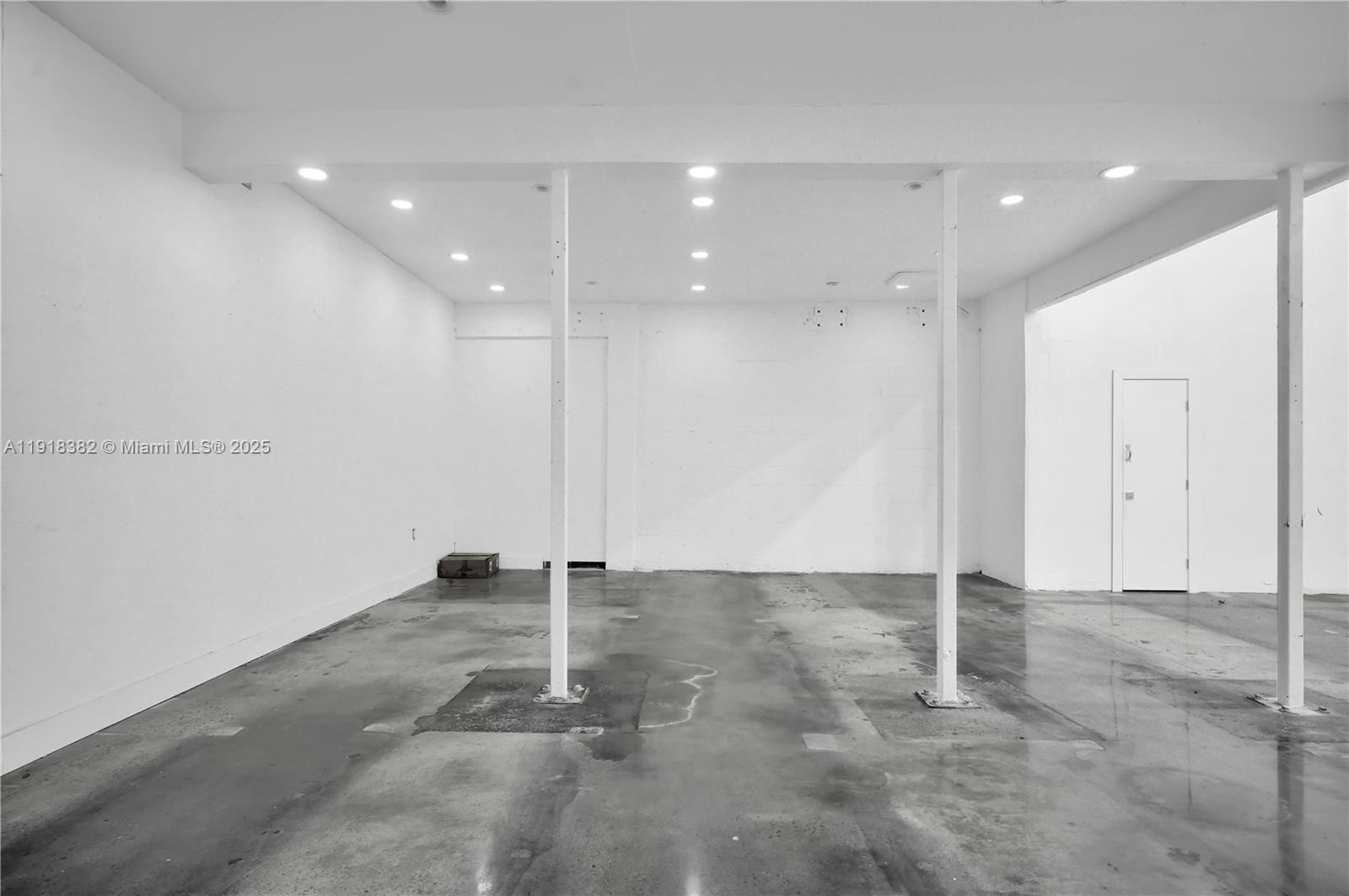 29  /   sq. ft. $ 2025-11-21 0 Photo