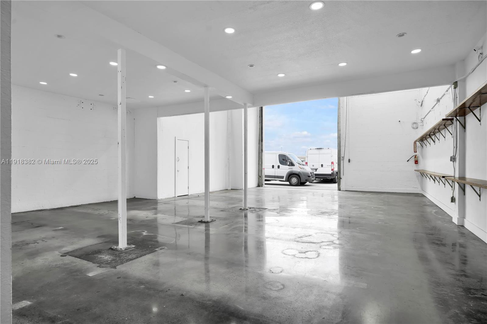 29  /   sq. ft. $ 2025-11-21 0 Photo