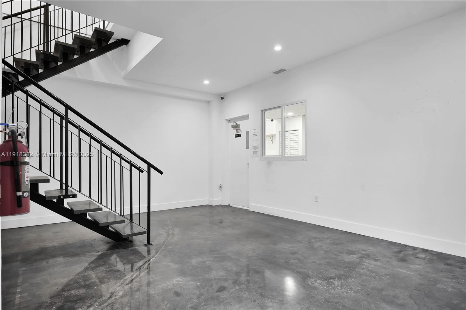 29  /   sq. ft. $ 2025-11-21 0 Photo