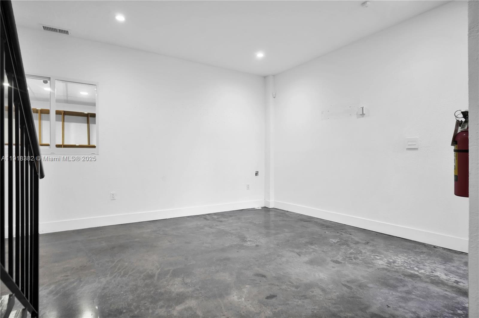 29  /   sq. ft. $ 2025-11-21 0 Photo