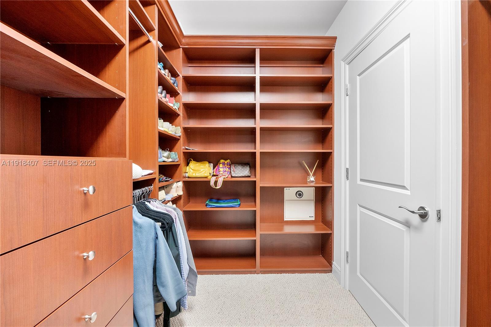 2406 4 / 4 3222 sq. ft. $ 2025-11-22 0 foto