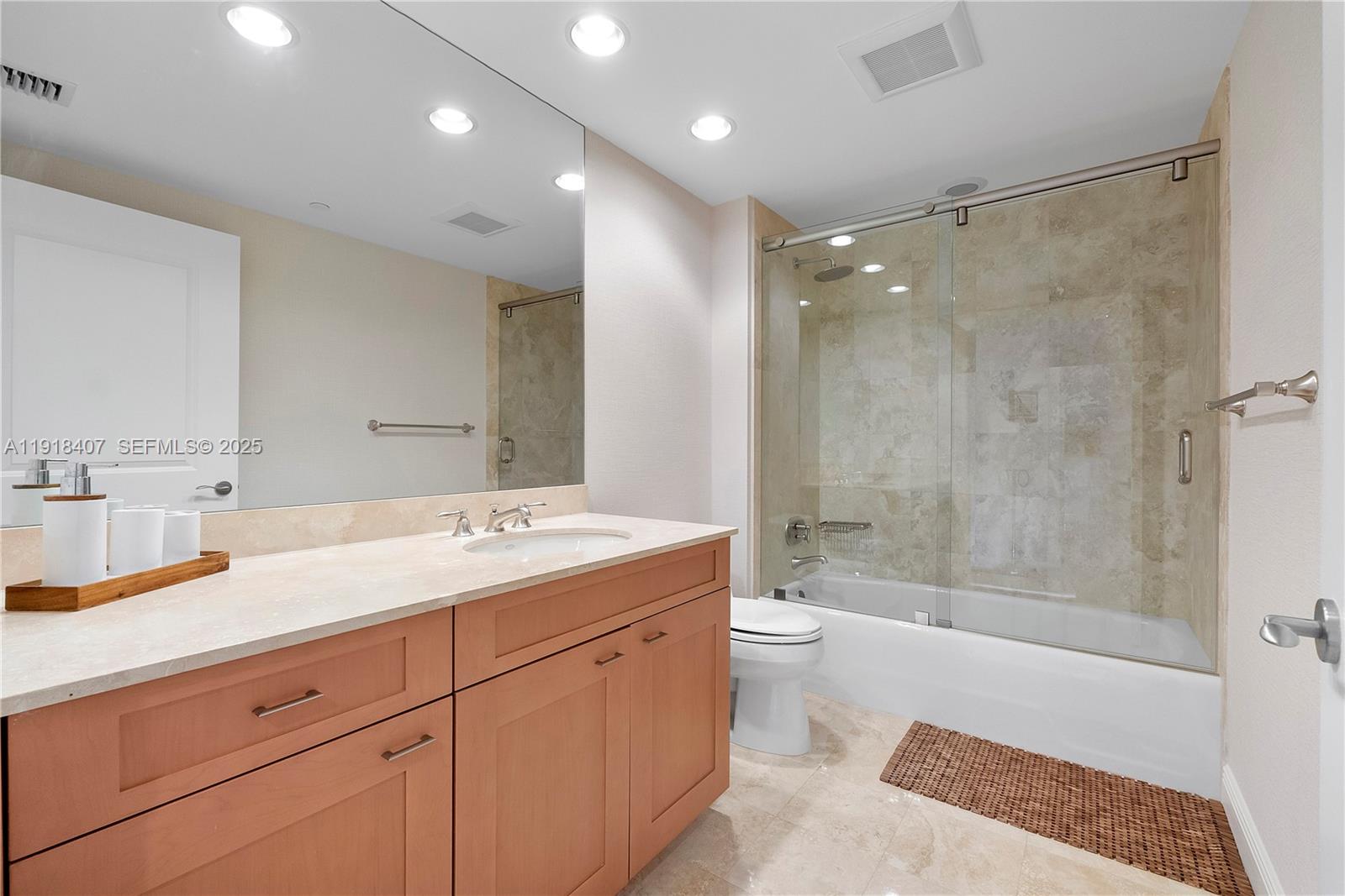 2406 4 / 4 3222 sq. ft. $ 2025-11-22 0 foto