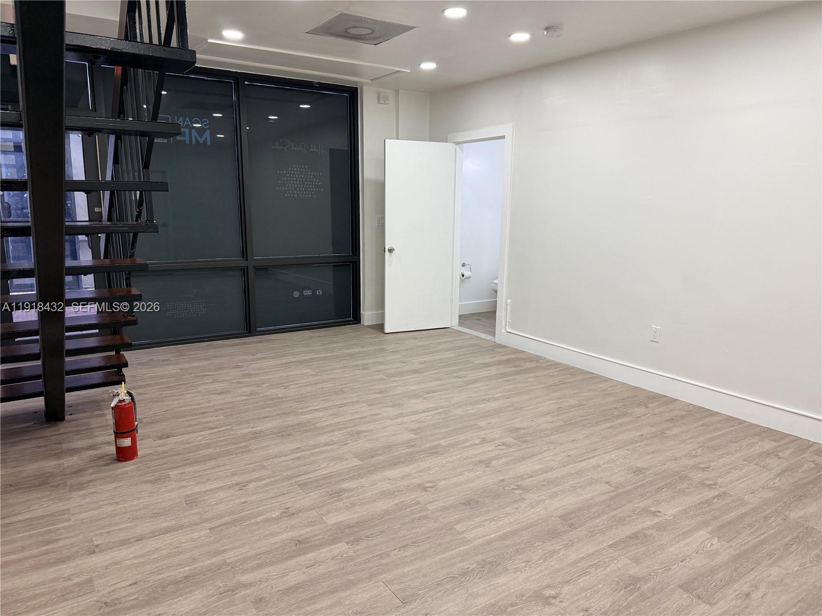 3  /   sq. ft. $ 2025-11-21 0 Photo