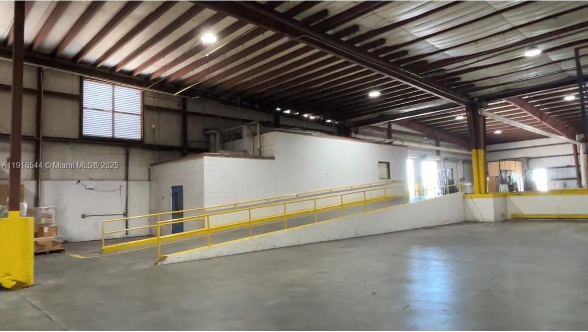   /   кв.футов $ 2025-11-21 0 Фото