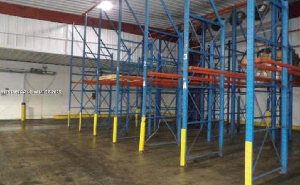   /   кв.футов $ 2025-11-21 0 Фото