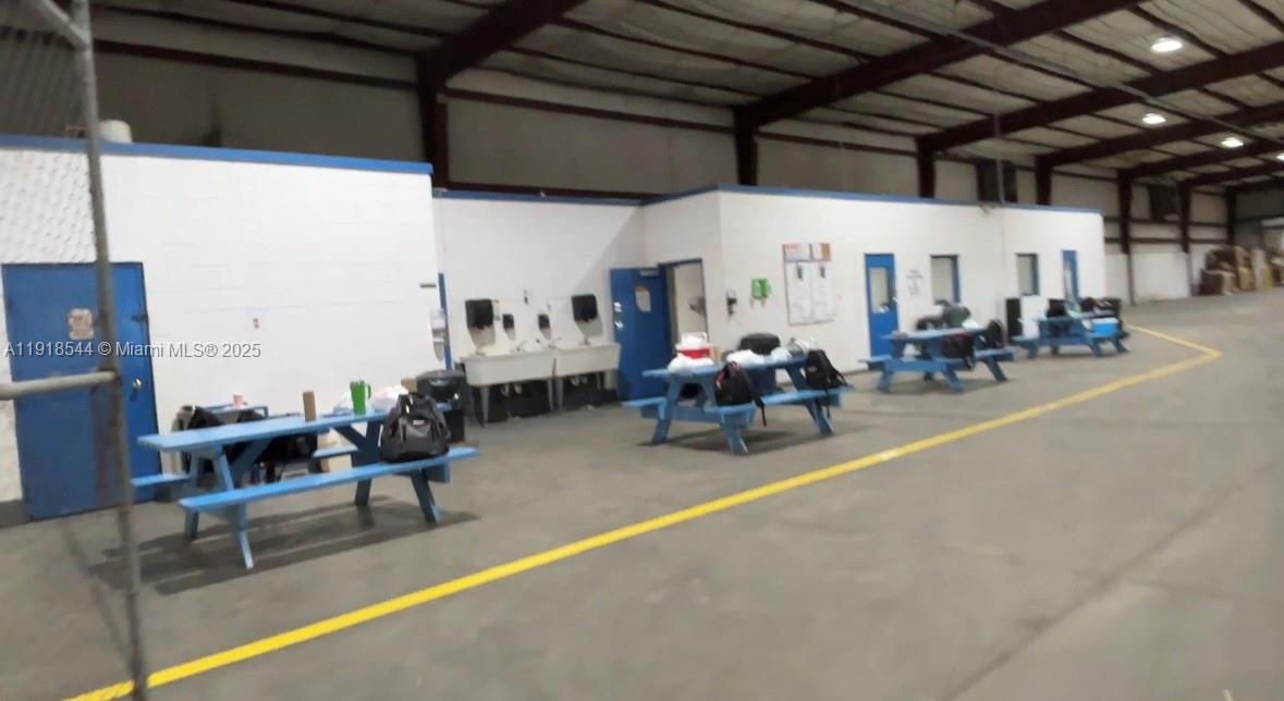   /   кв.футов $ 2025-11-21 0 Фото