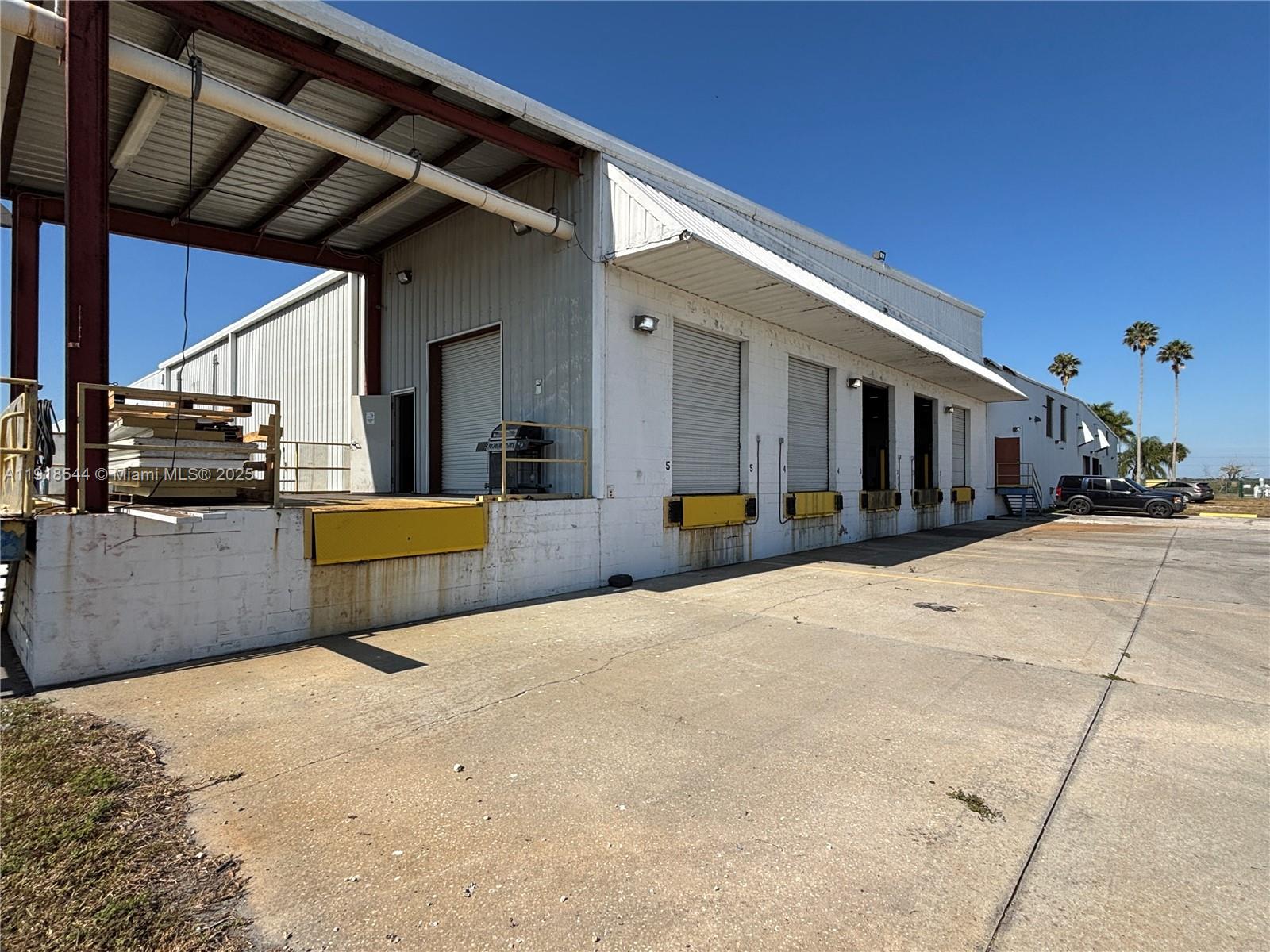   /   кв.футов $ 2025-11-21 0 Фото