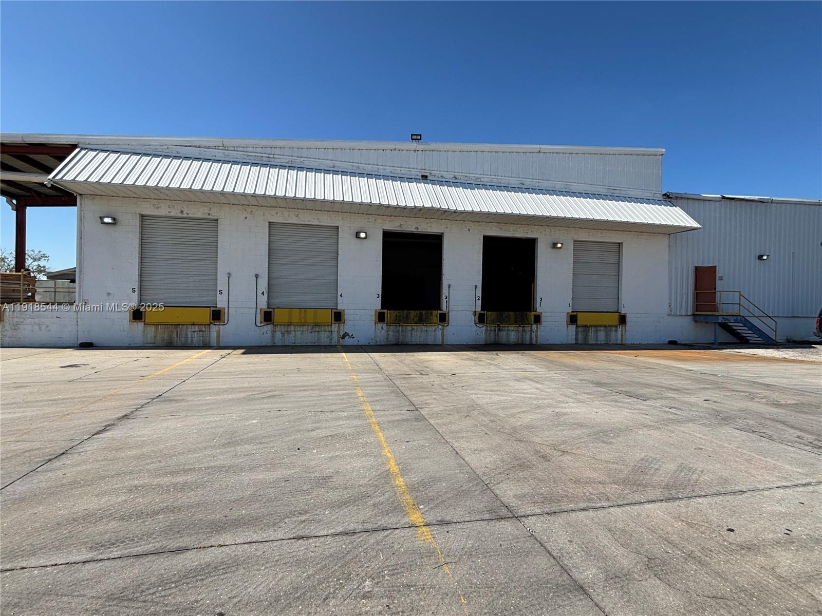   /   кв.футов $ 2025-11-21 0 Фото