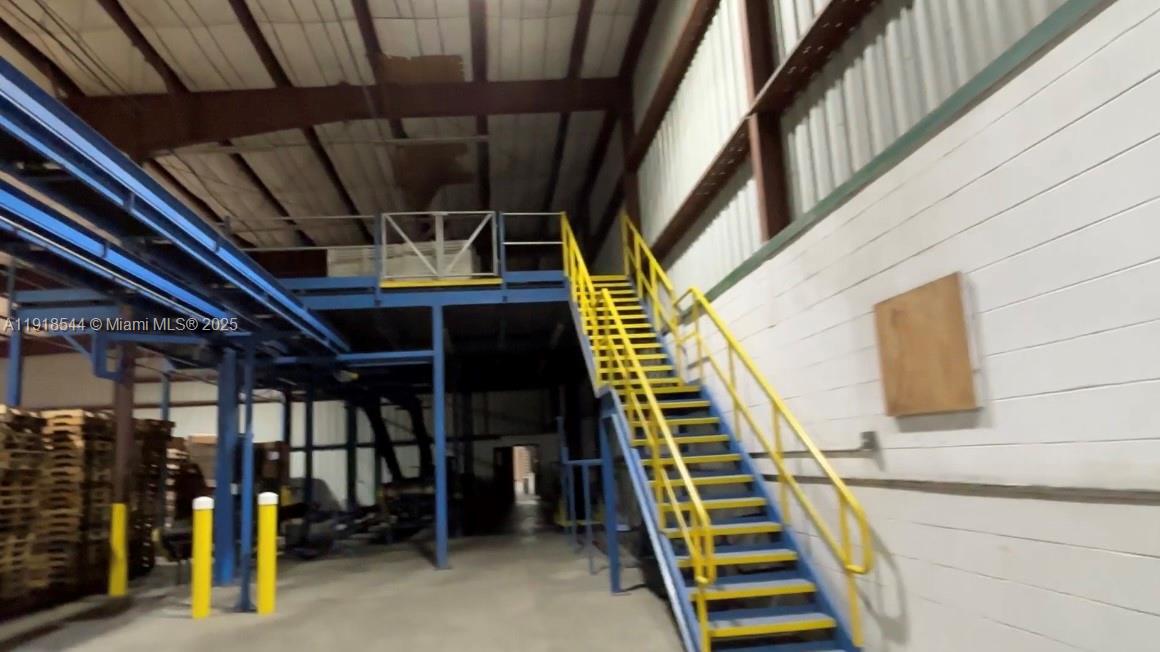   /   кв.футов $ 2025-11-21 0 Фото