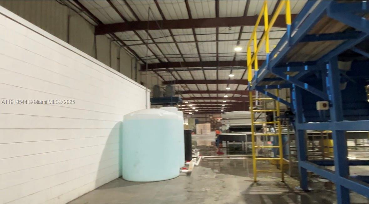   /   кв.футов $ 2025-11-21 0 Фото