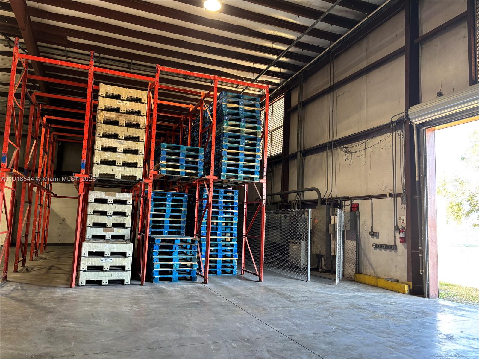   /   кв.футов $ 2025-11-21 0 Фото