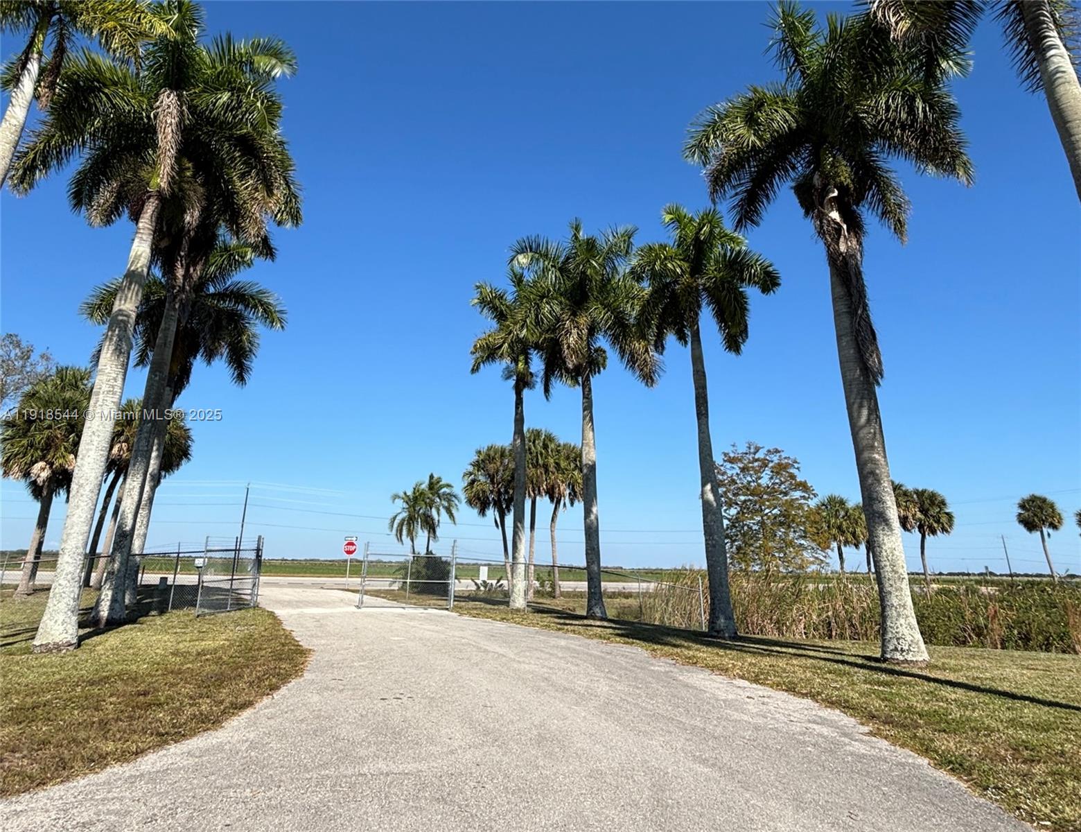   /   кв.футов $ 2025-11-21 0 Фото