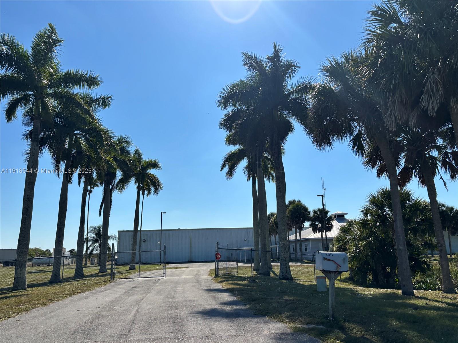   /   кв.футов $ 2025-11-21 0 Фото