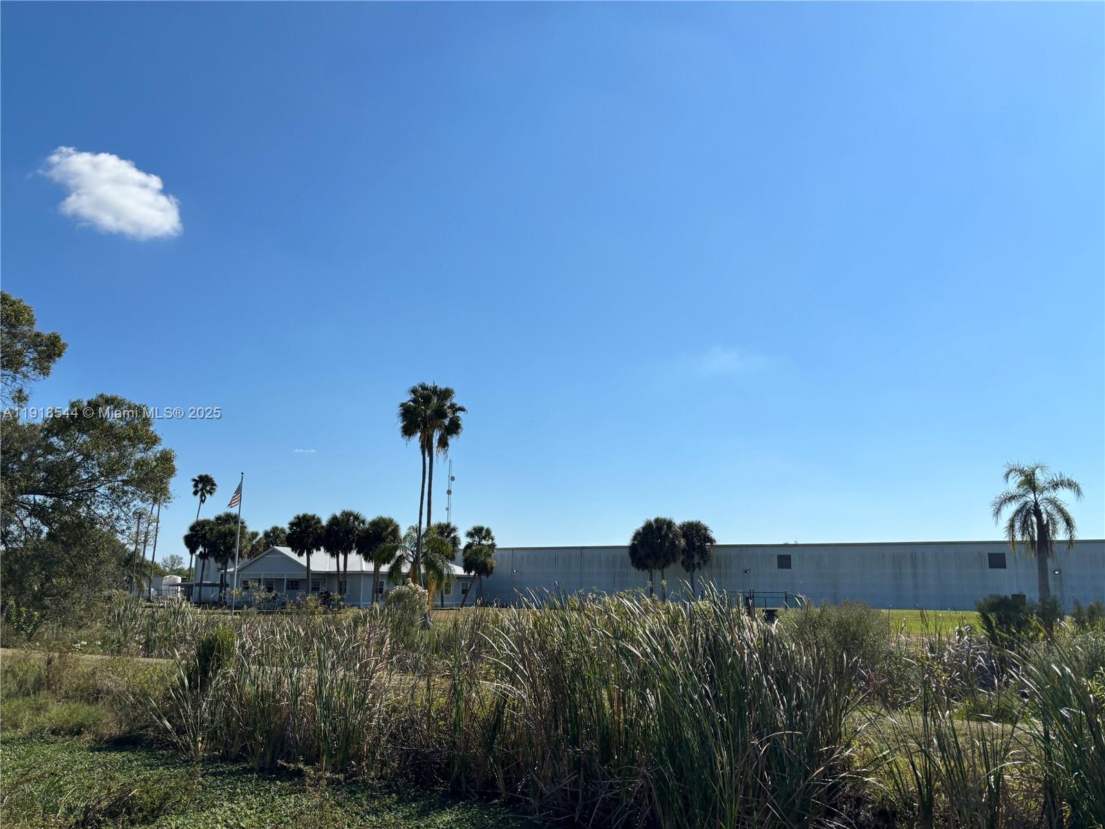   /   кв.футов $ 2025-11-21 0 Фото