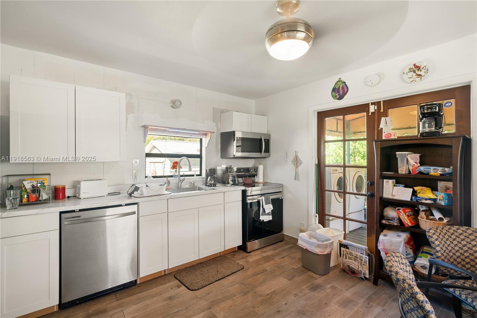   /   sq. ft. $ 2025-11-21 0 foto