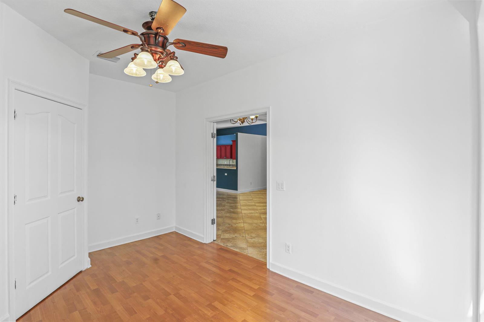 Ver detalles 140 4 / 2 2080 sq. ft. $ 2026-05-28 0 foto