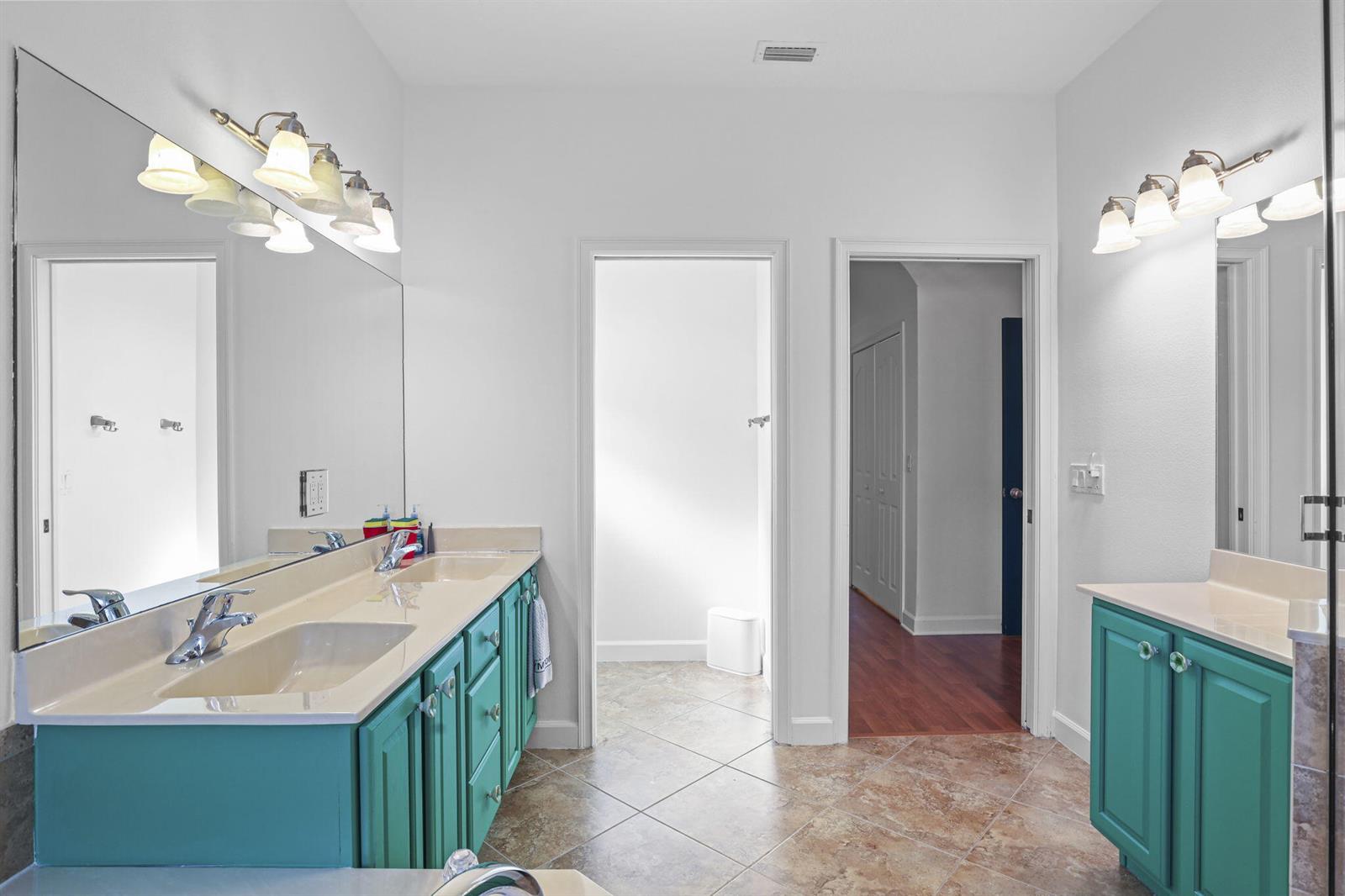 Ver detalles 140 4 / 2 2080 sq. ft. $ 2026-05-28 0 foto