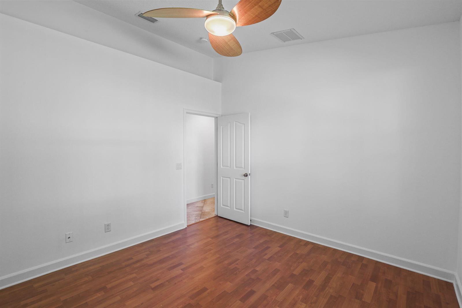 Ver detalles 140 4 / 2 2080 sq. ft. $ 2026-05-28 0 foto