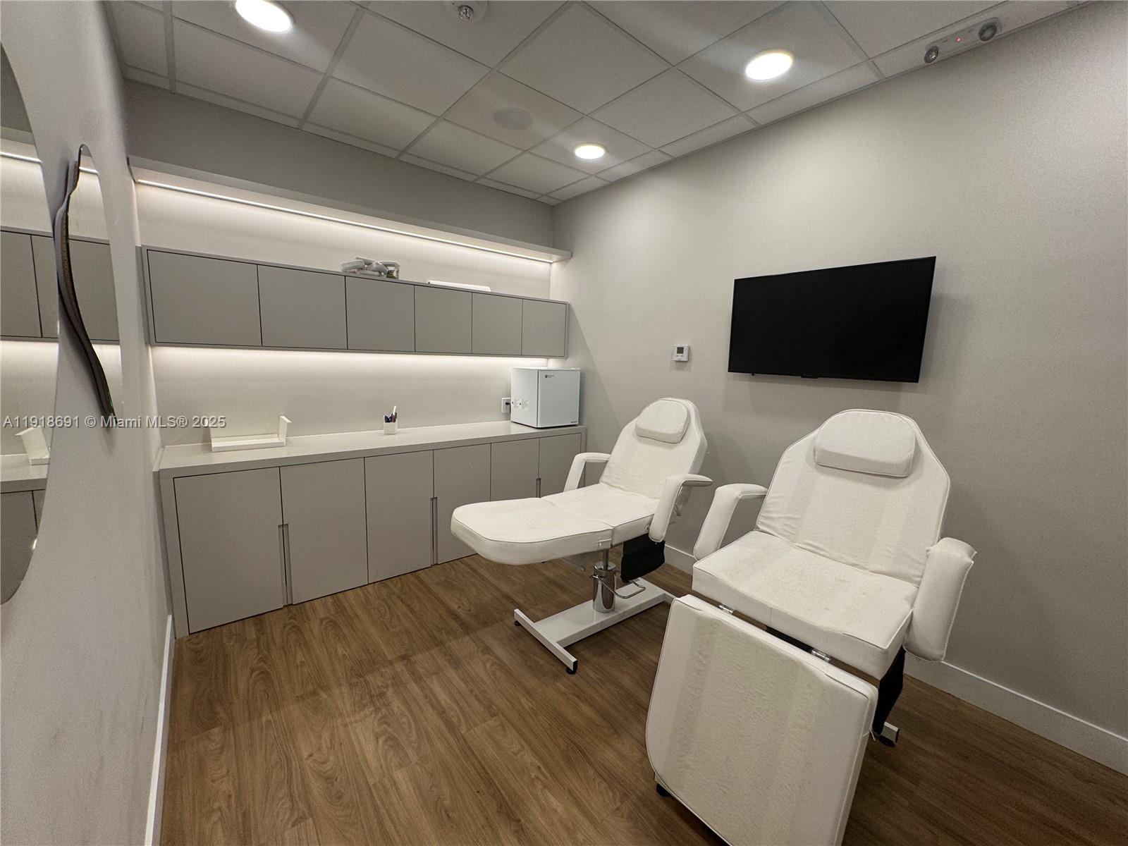 1004  /   кв.футов $ 2025-11-22 0 Фото