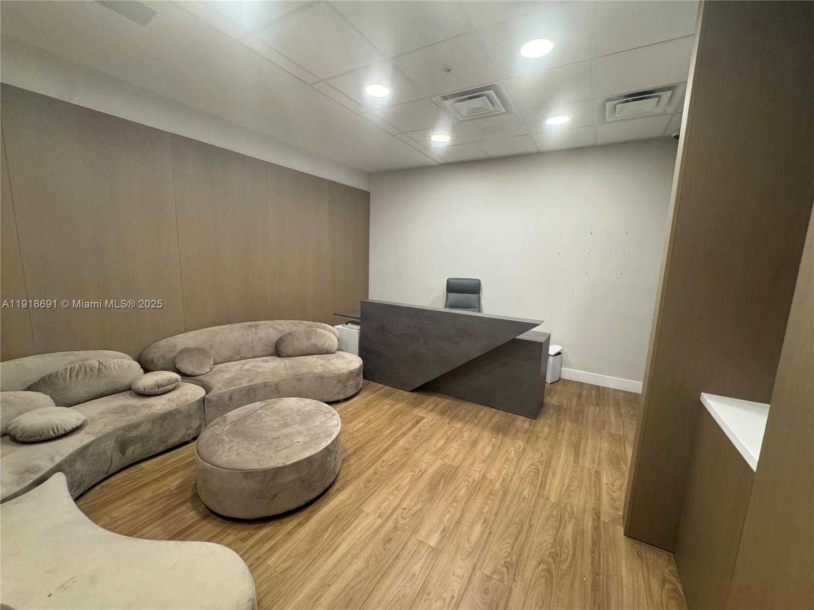 1004  /   кв.футов $ 2025-11-22 0 Фото