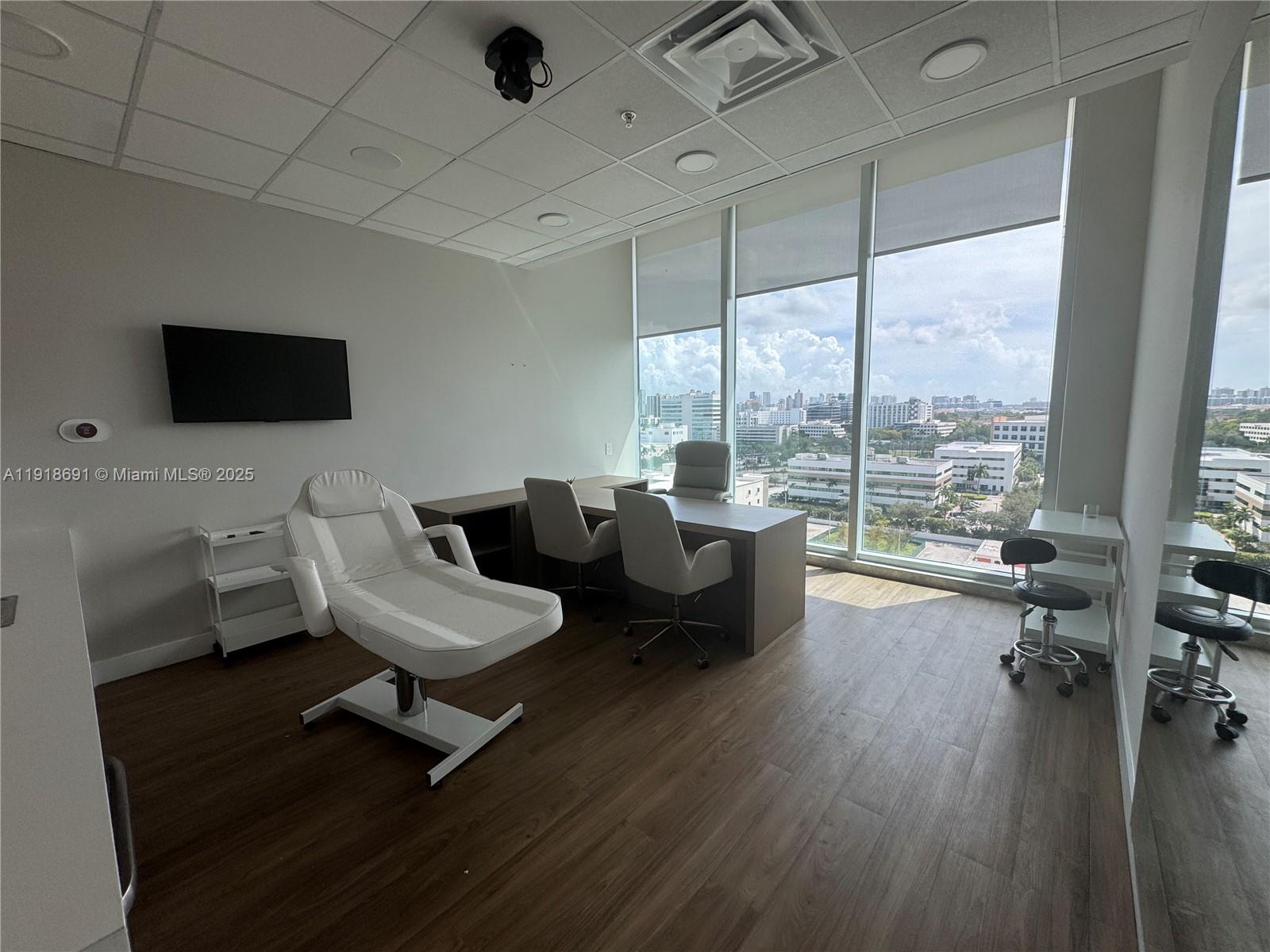 1004  /   кв.футов $ 2025-11-22 0 Фото