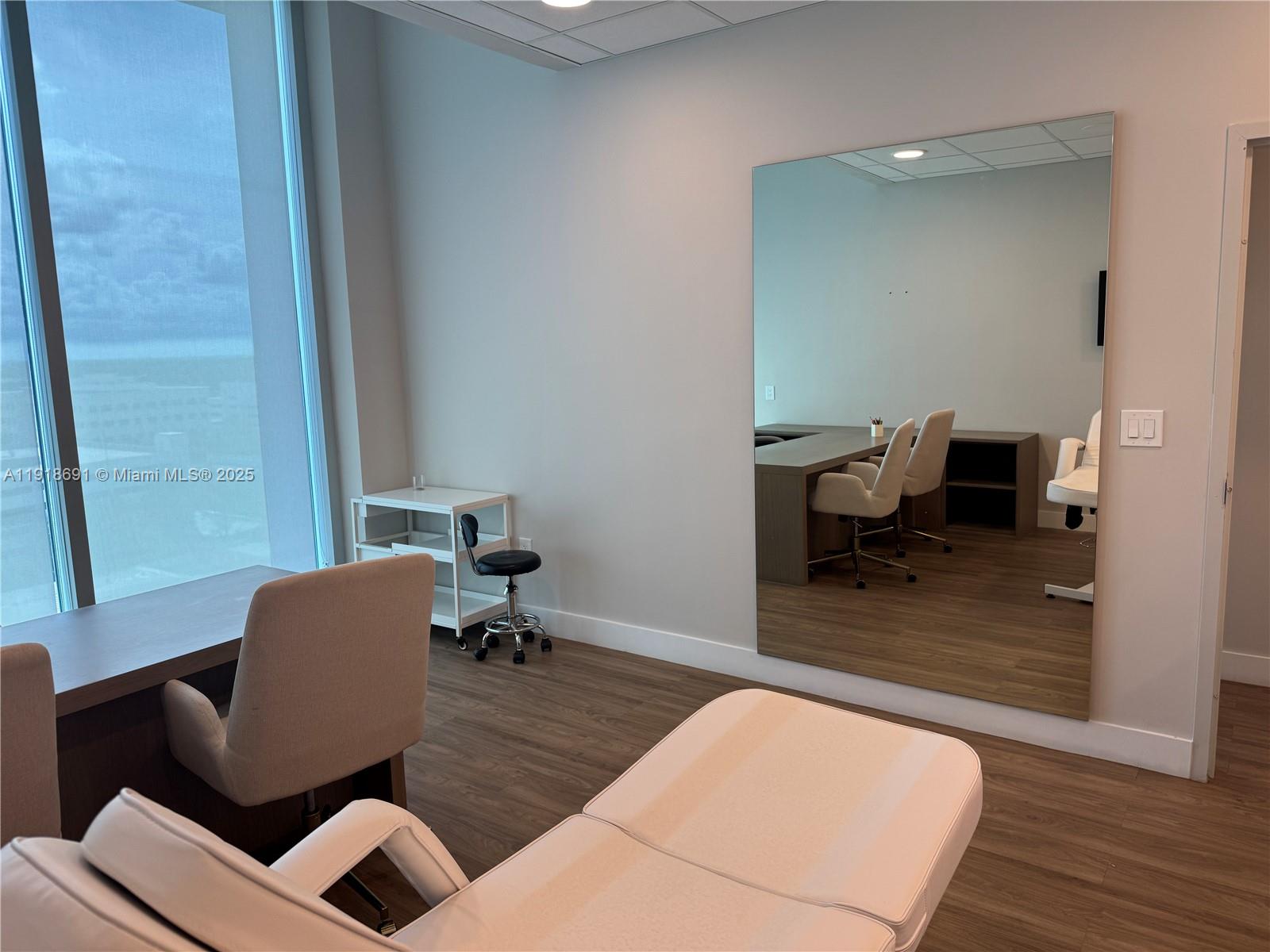 1004  /   кв.футов $ 2025-11-22 0 Фото