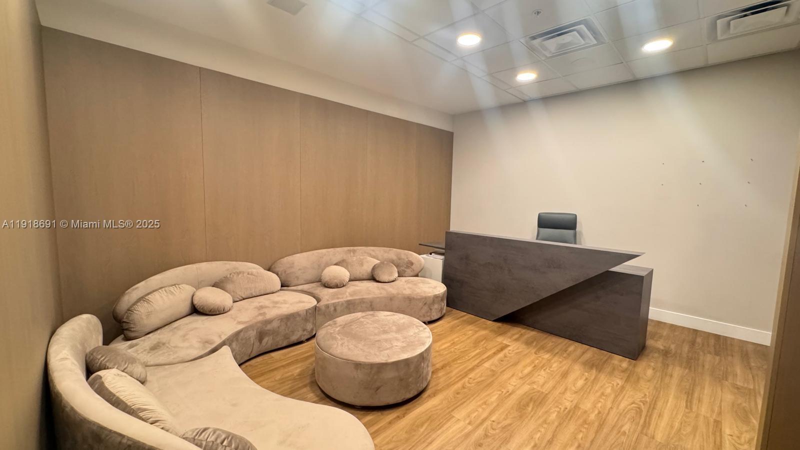 1004  /   кв.футов $ 2025-11-22 0 Фото