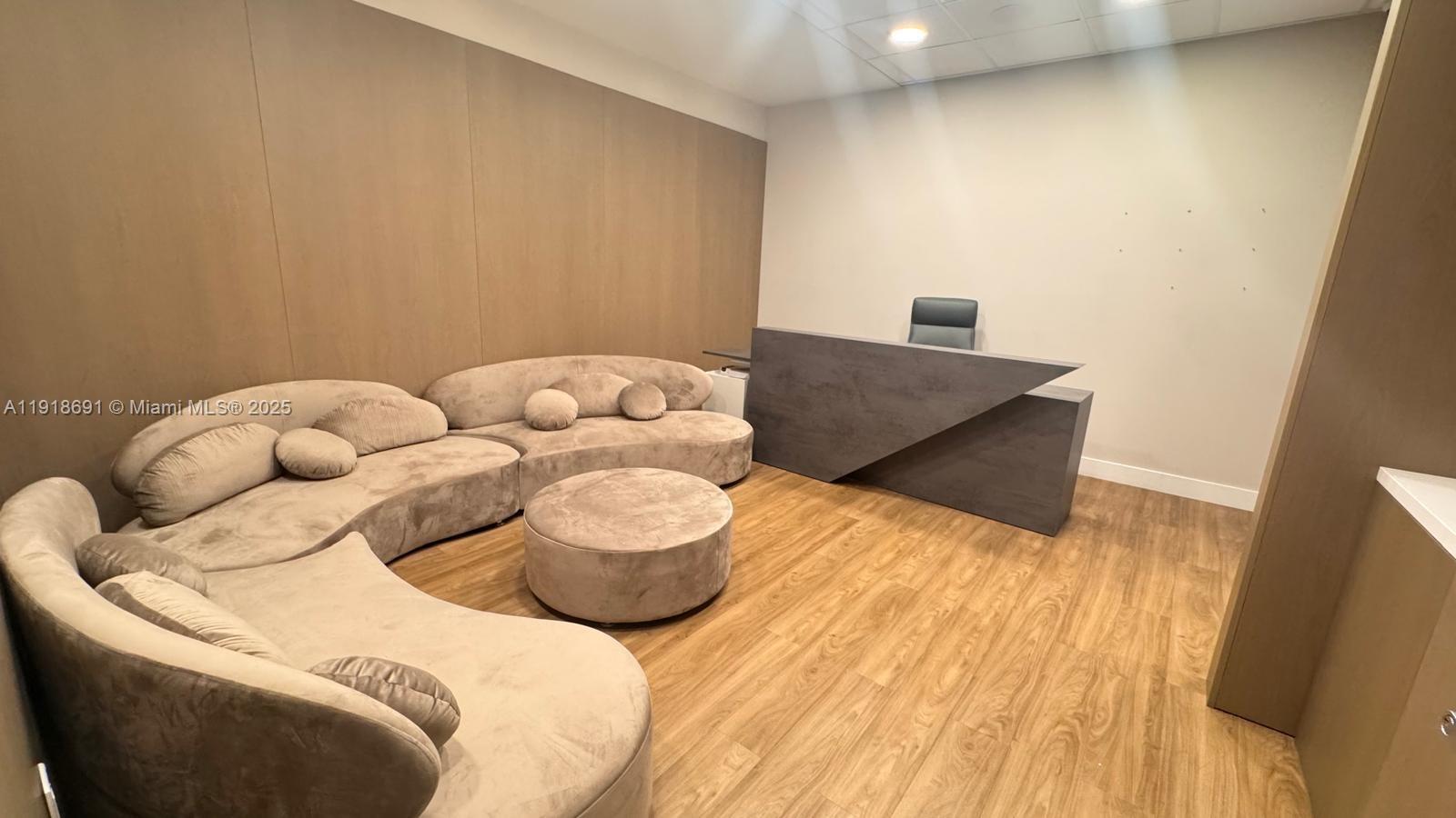 1004  /   кв.футов $ 2025-11-22 0 Фото