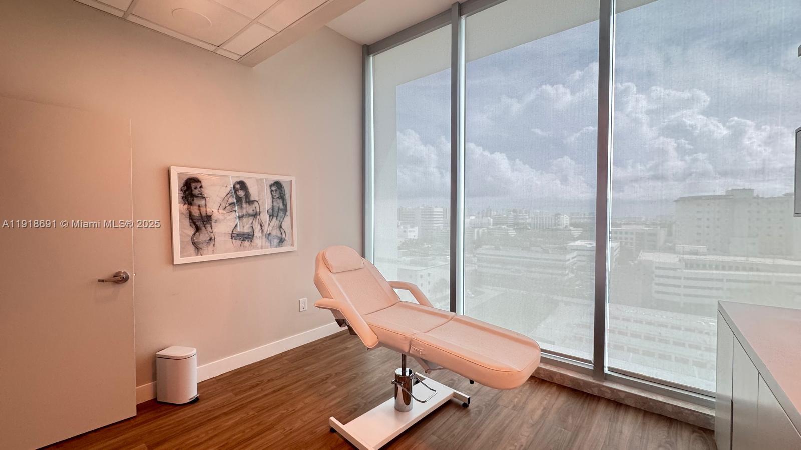 1004  /   кв.футов $ 2025-11-22 0 Фото