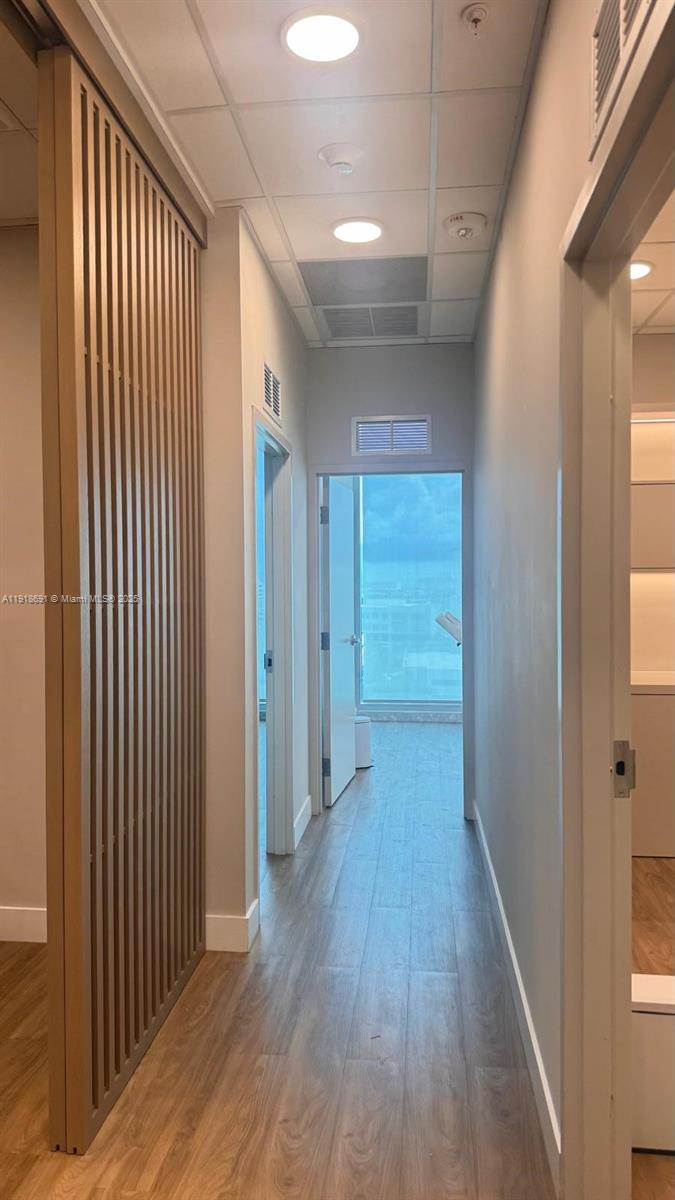 1004  /   кв.футов $ 2025-11-22 0 Фото