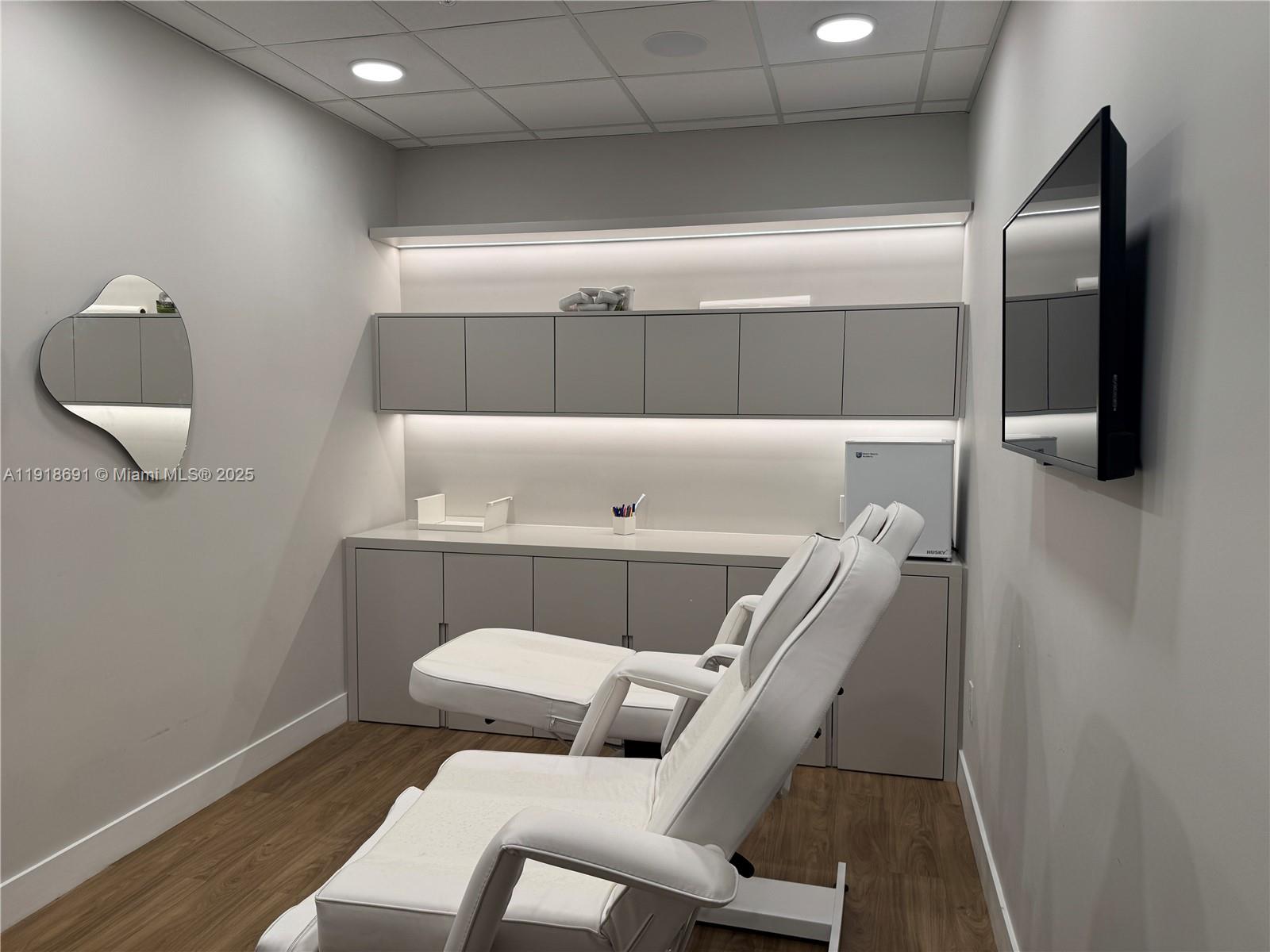 1004  /   кв.футов $ 2025-11-22 0 Фото