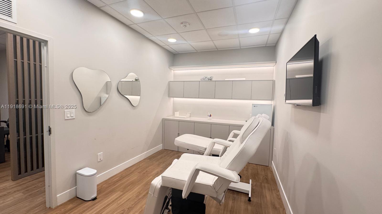 1004  /   кв.футов $ 2025-11-22 0 Фото