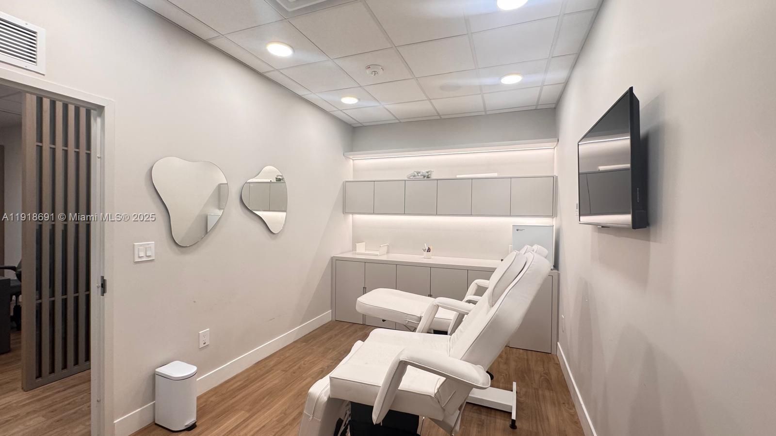 1004  /   кв.футов $ 2025-11-22 0 Фото