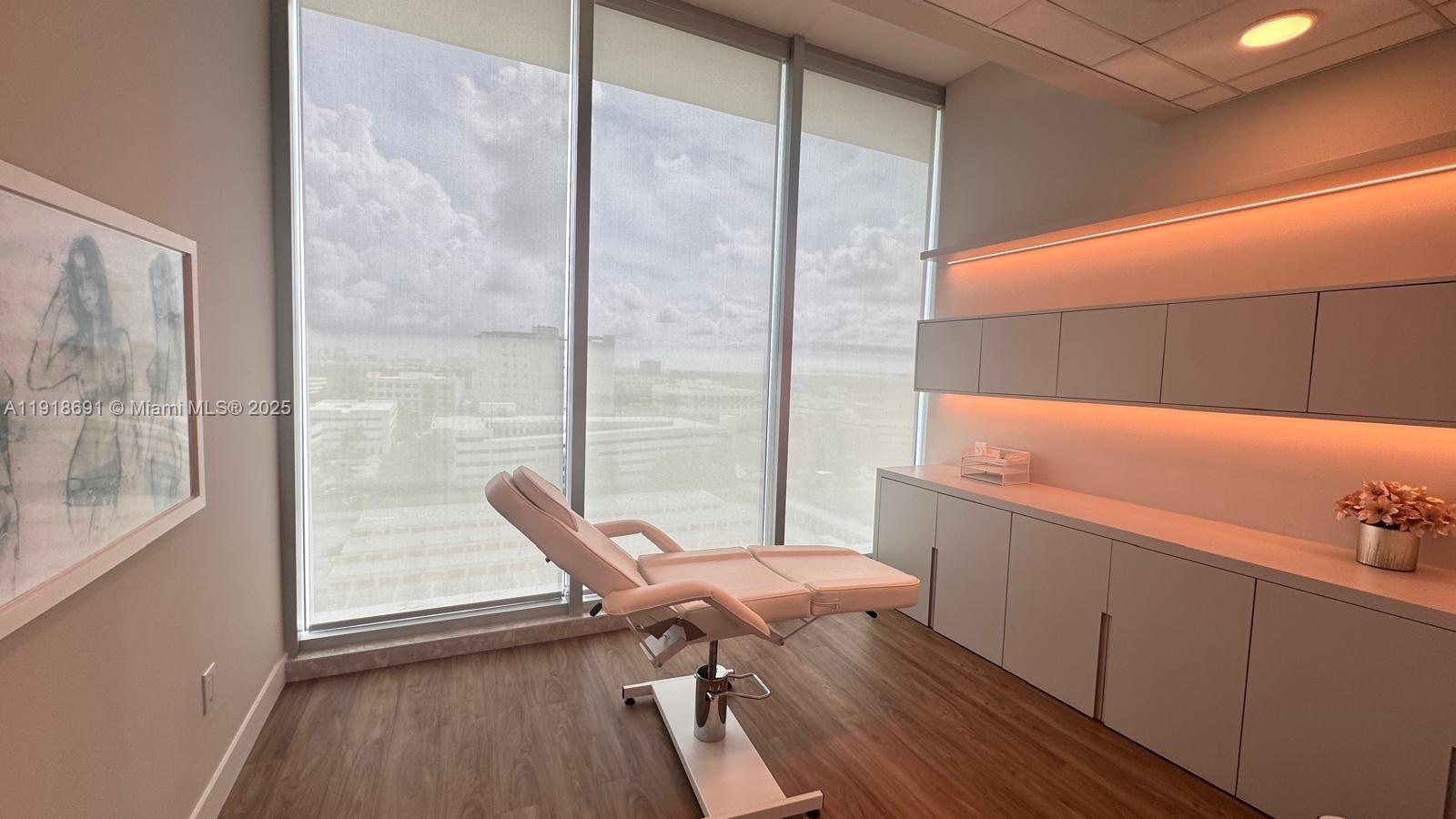 1004  /   кв.футов $ 2025-11-22 0 Фото