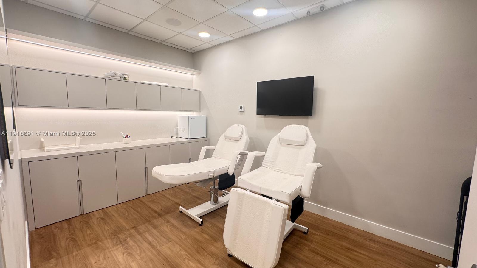 1004  /   кв.футов $ 2025-11-22 0 Фото