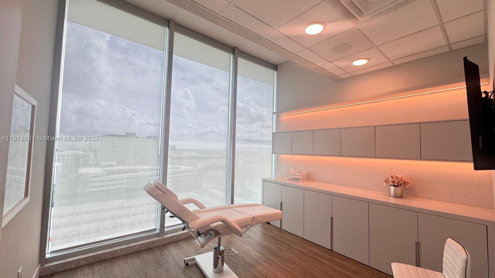 1004  /   кв.футов $ 2025-11-22 0 Фото